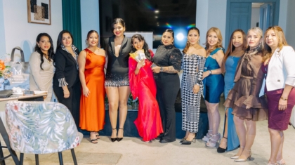 Grupo de alumnas de la Promoción 2025 de C•A Academy durante su ceremonia de graduación en el Mercado de Correos de Murcia.
